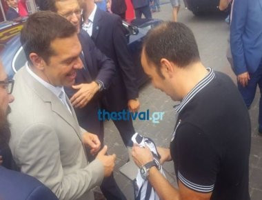 Δώρο φανέλα του ΠΑΟΚ στον Αλέξη Τσίπρα στην ΔΕΘ (βίντεο)